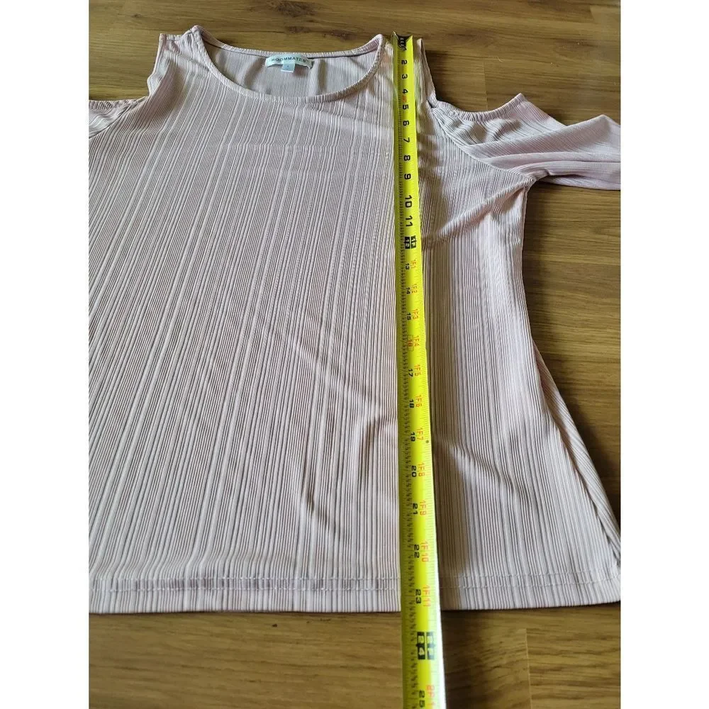 Roommates‎ Cold Shoulder Top - Picture 4 of 5